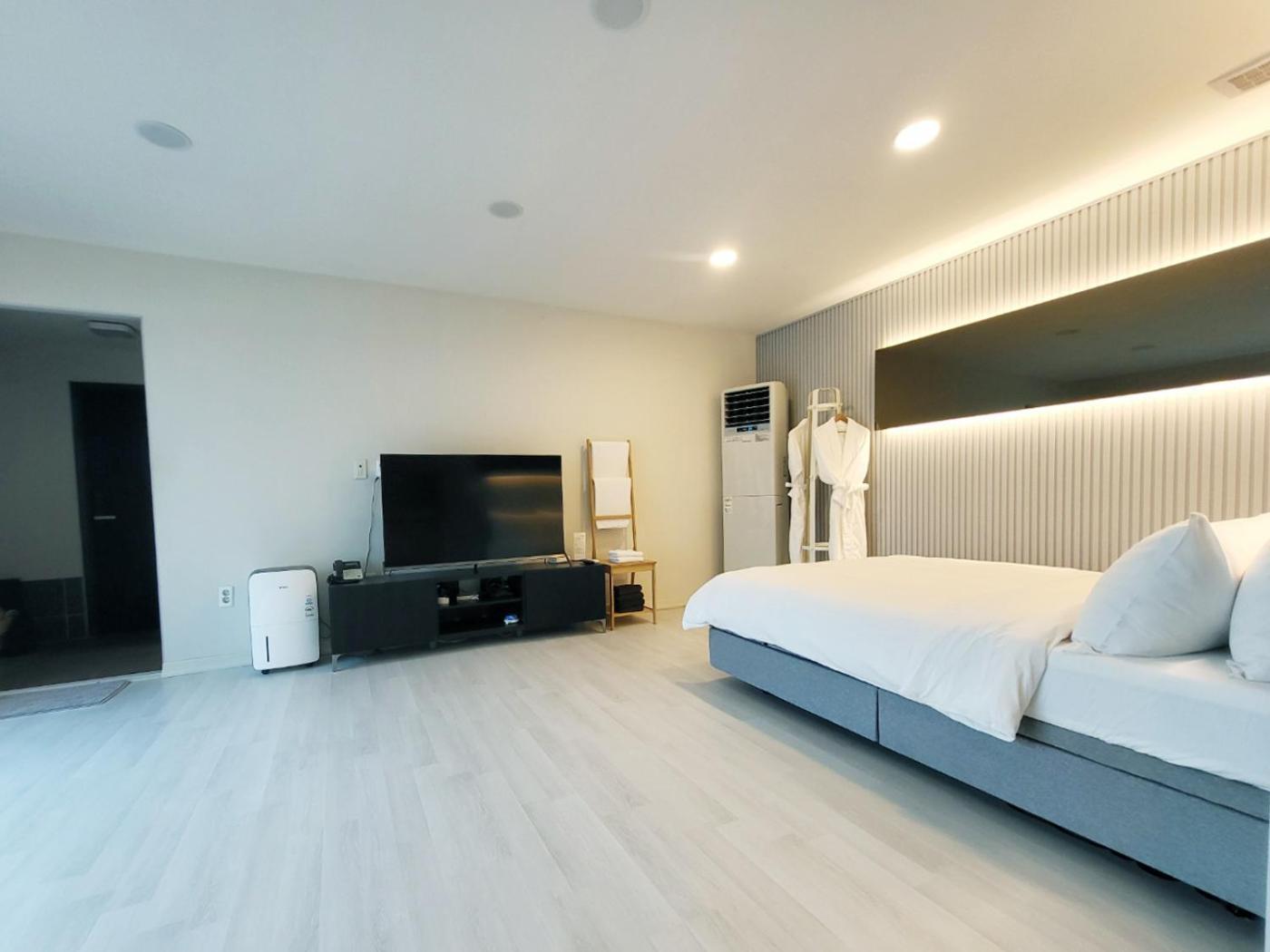 Penatess Pool Villa Chungju Exteriör bild