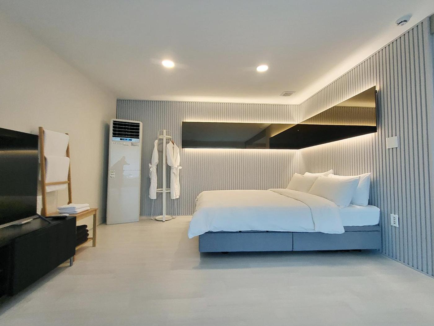 Penatess Pool Villa Chungju Exteriör bild