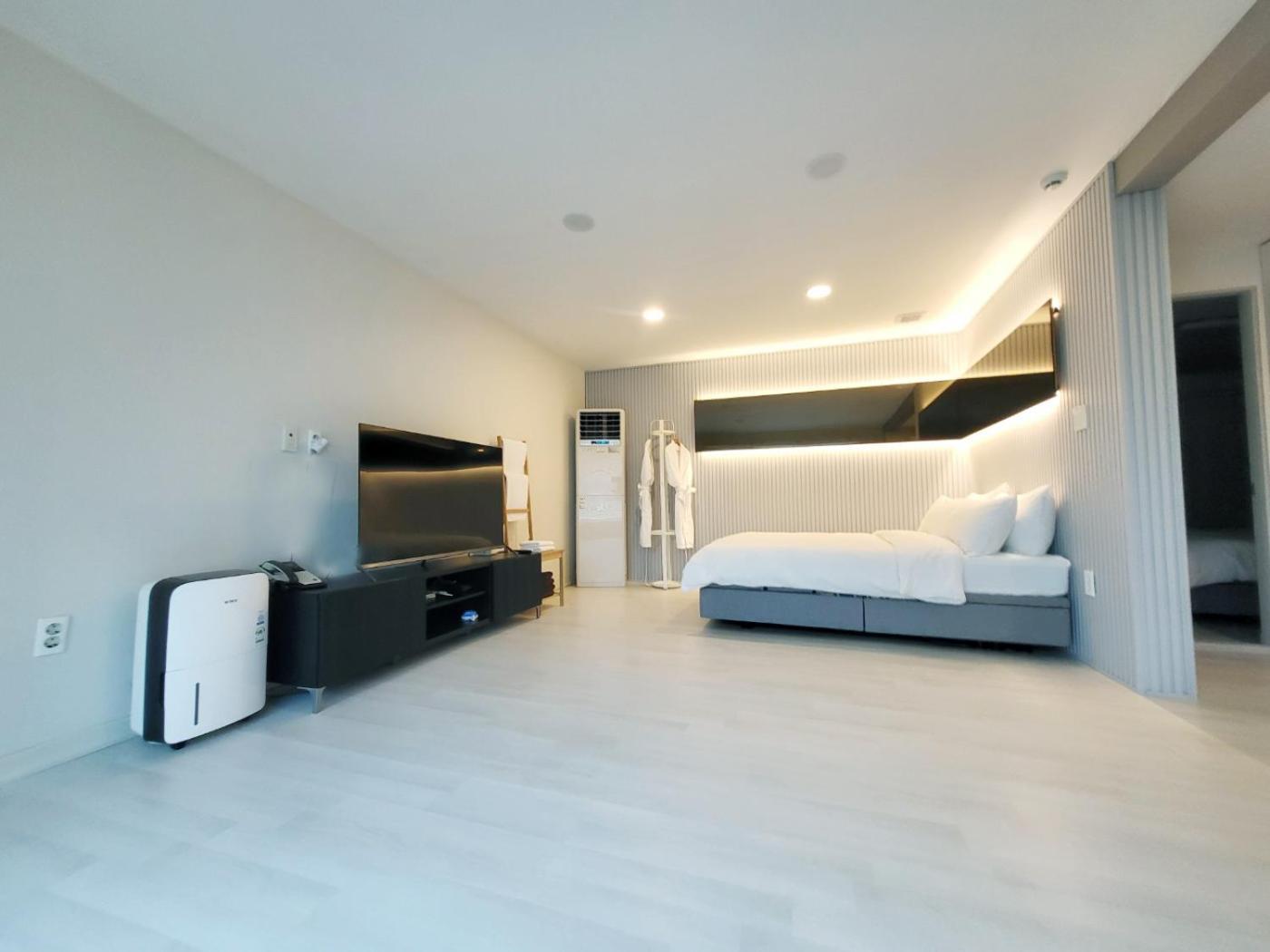 Penatess Pool Villa Chungju Exteriör bild