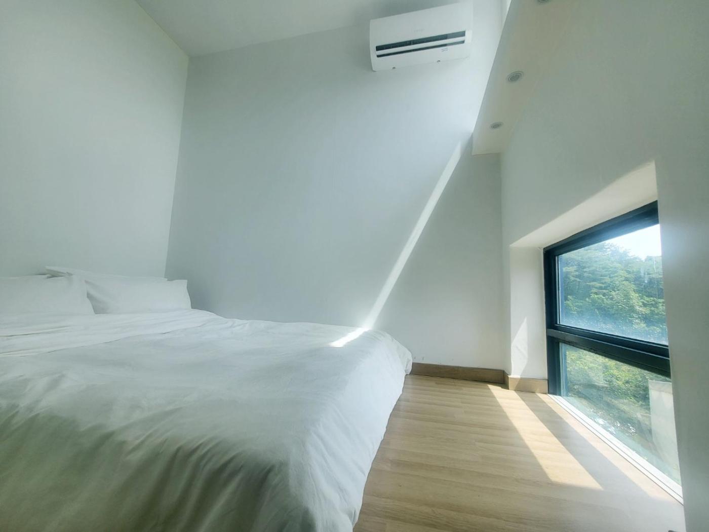 Penatess Pool Villa Chungju Exteriör bild